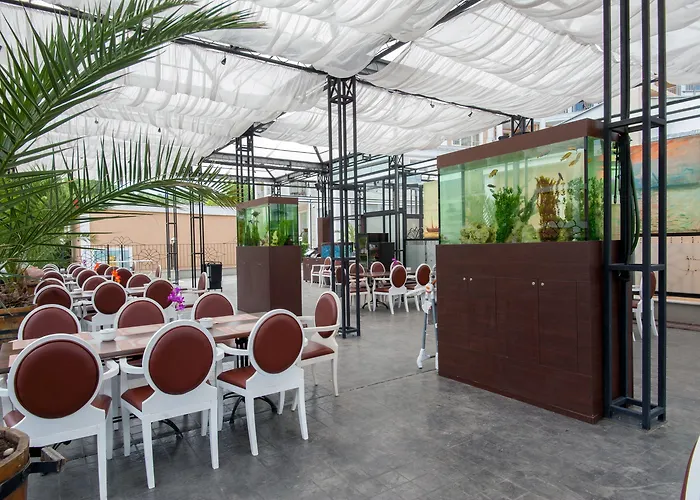 Rome Palace Deluxe 酒店